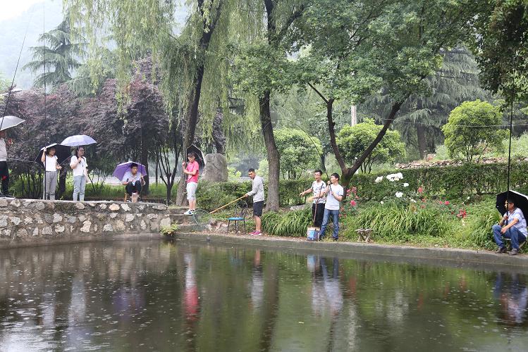烧烤垂钓•乐  风雨坚守•赞